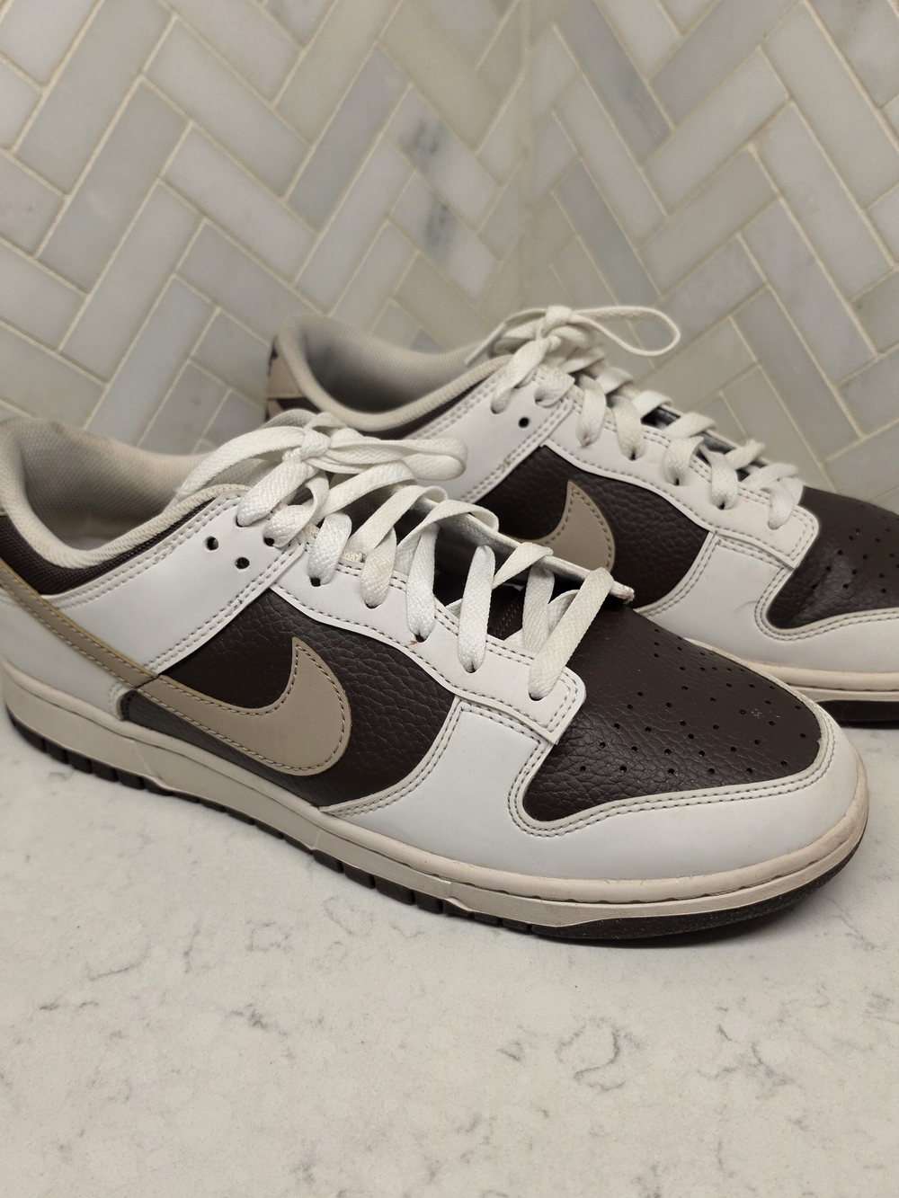 Nike Men’s Low-Top Athletic Sneakers in Dark Brown, White & Tan